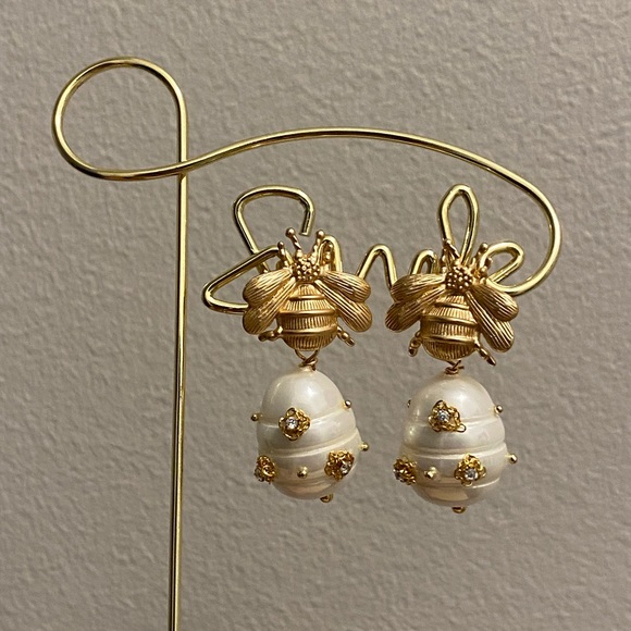 🐝 Gold Bee Pearl Drop Earrings 🐝 (Matte Gold, Brushed Gold) - Picture 12 of 16